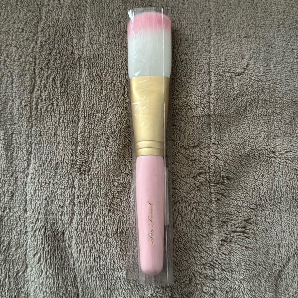 BRAND NEW TOO FACED TEDDY BEAR HAIR BRUSH
